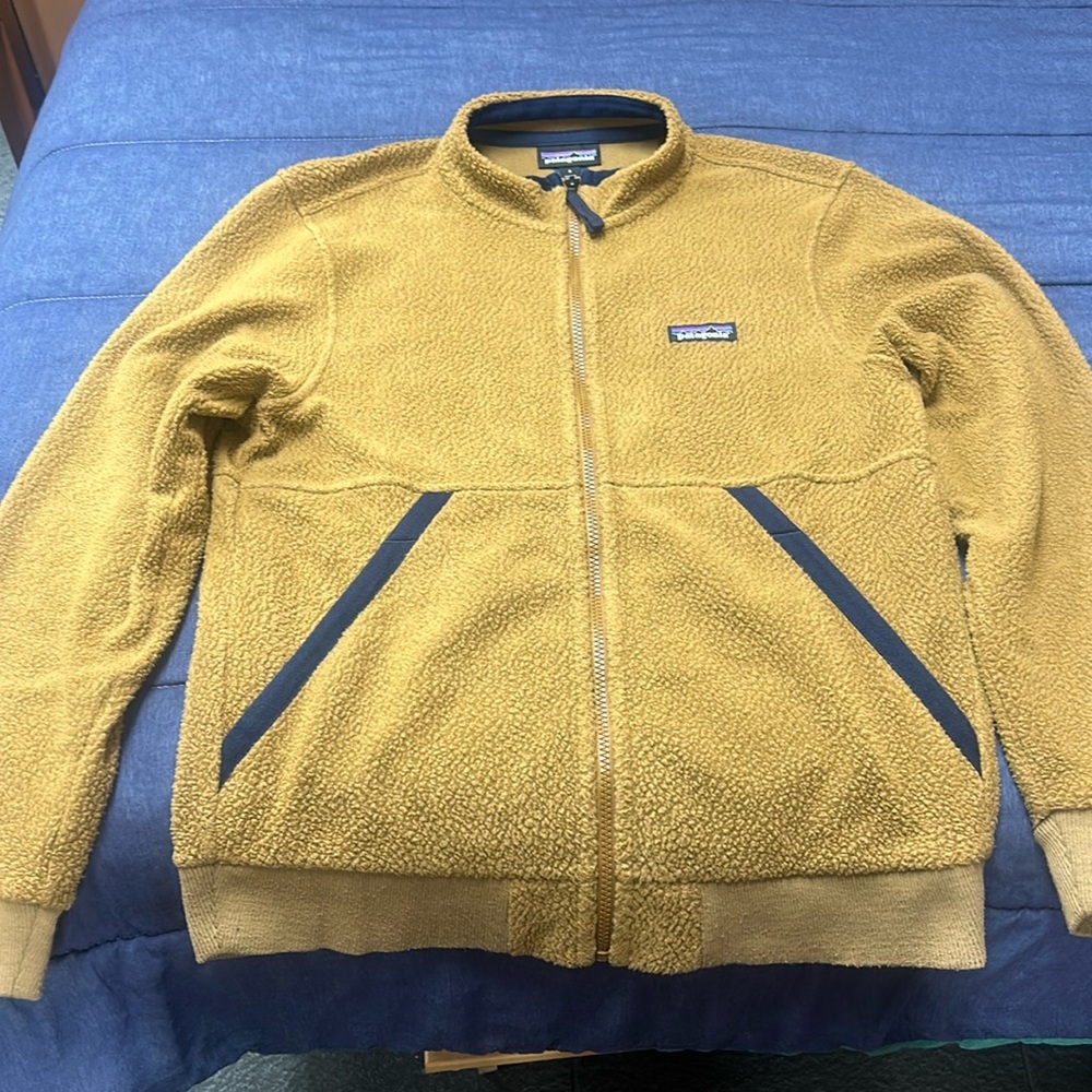 Patagonia Men's Retro Pile Fleece Jacket. Small. Brown with blue trim. Like new